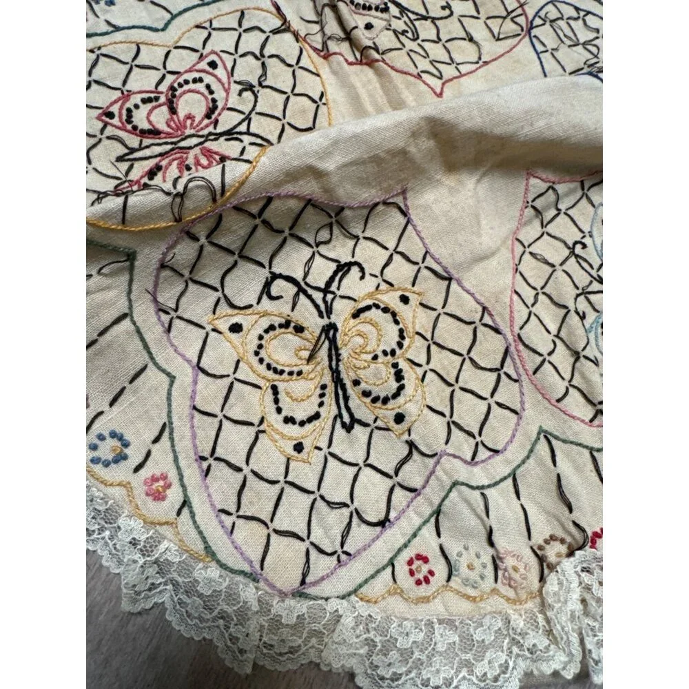 Vintage Hand-Embroidered Butterfly Lace Round Pillowcase Doily Victorian Flaws